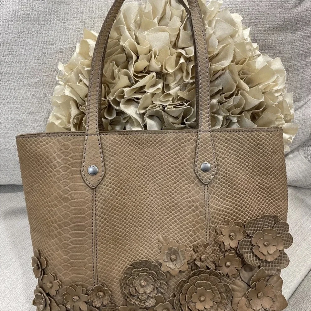 🤍🩶Frye Melissa 3D Floral Snake Embossed Leather Tote $498 - Picture 5 of 16
